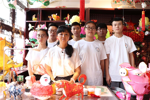 南京机电职业技术学院：“探访金陵手艺人，点亮非遗创新路”团队学习体验制作秦淮花灯