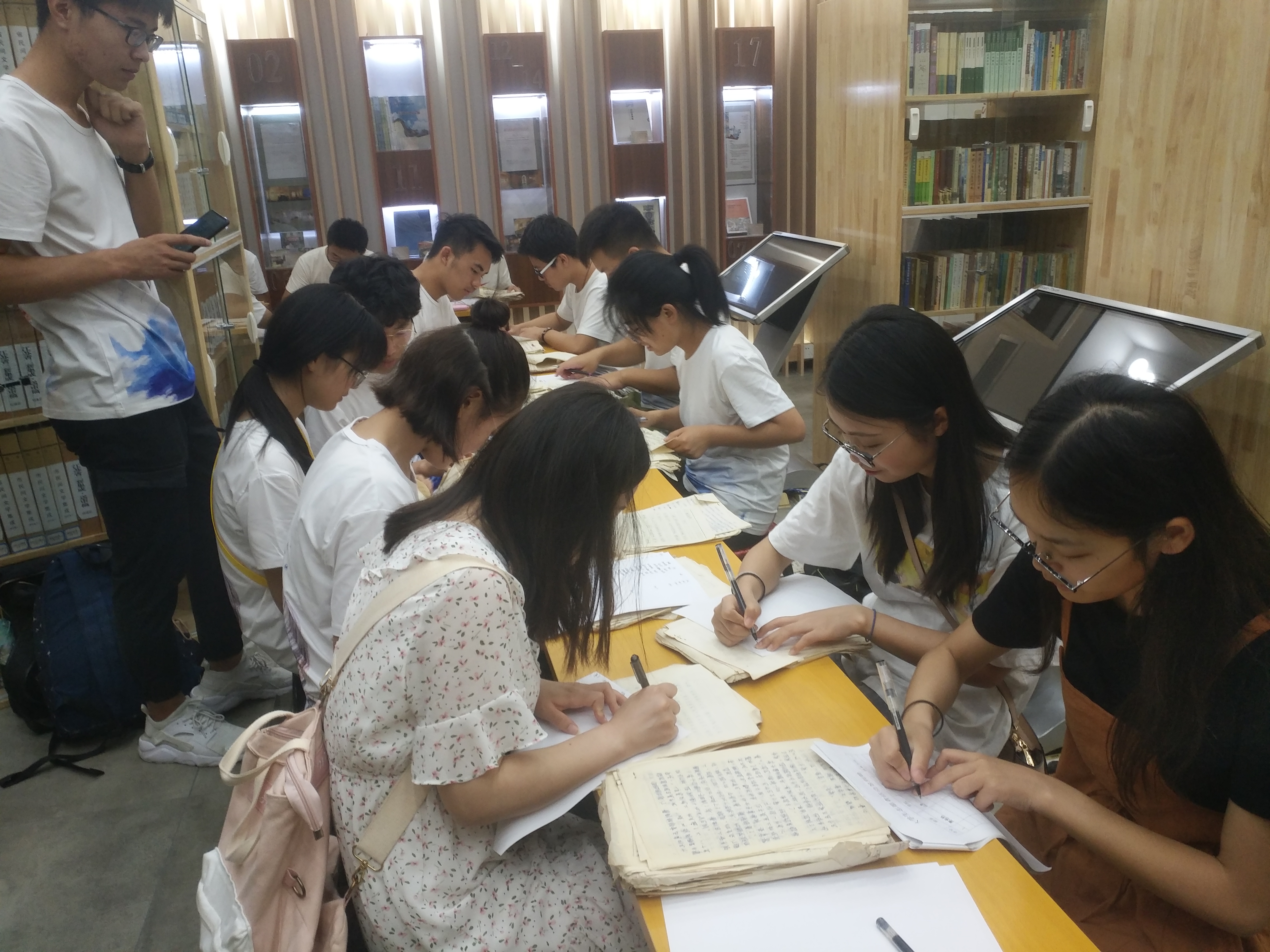 江苏大学“追韵”实践团队赴镇江民间文化艺术馆开展“追寻镇江遗韵，非遗经典传承”活动